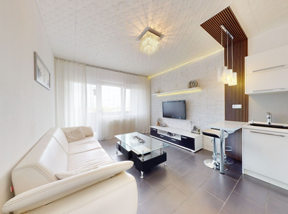Veľmi pekný, kompletne zrekonštruovaný 2 izbový byt s loggiou