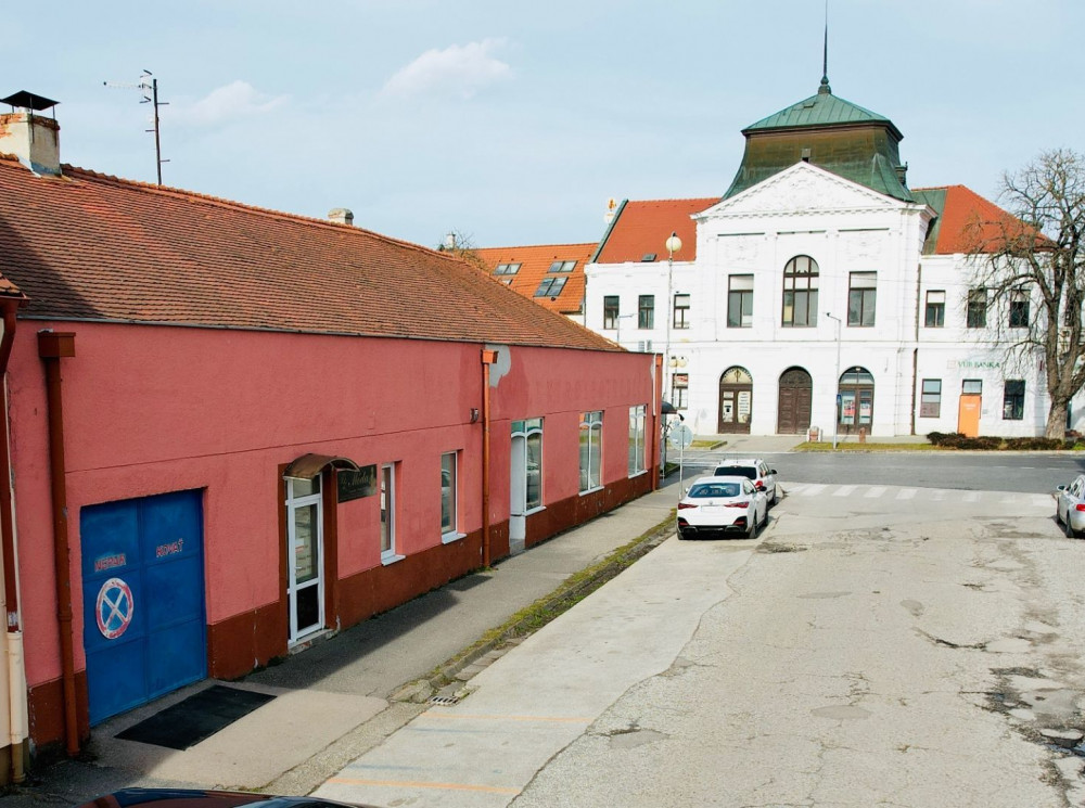 Unikátne obchodné priestory v centre Zlatých Moraviec na predaj